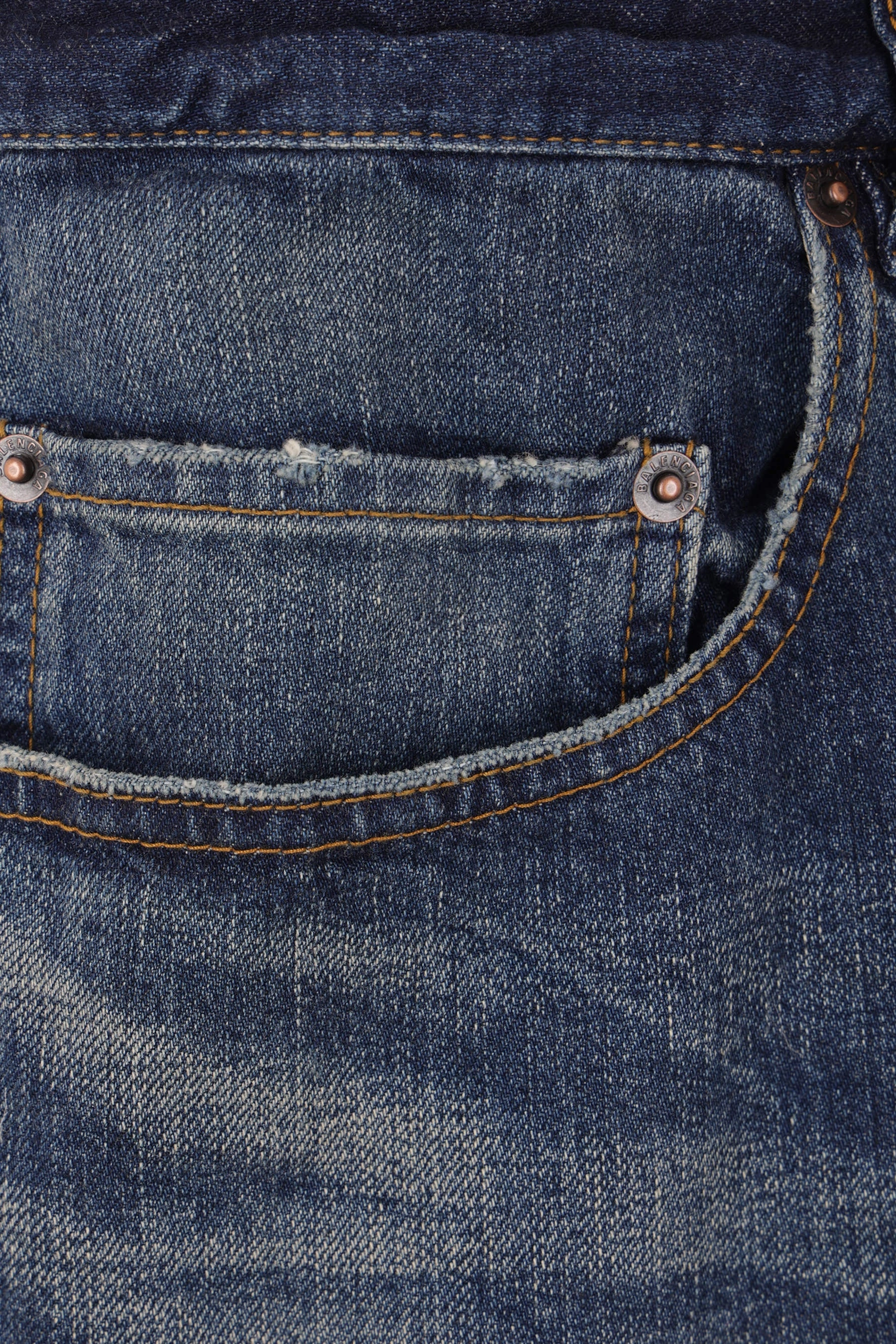 baggy jeans in denim