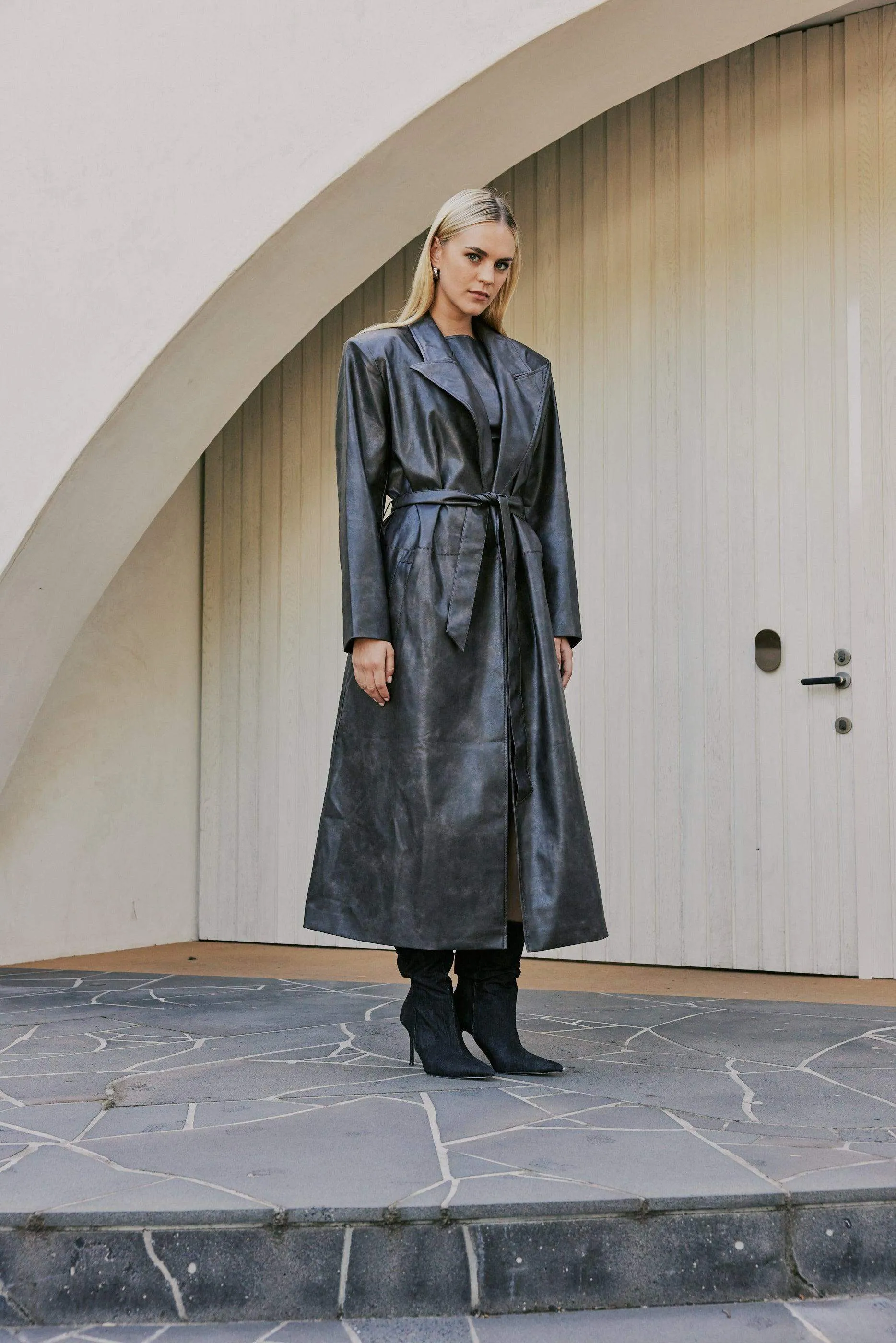 CURAAE Cameron Vegan Leather Fabric Tie Trench Coat In Chestnut