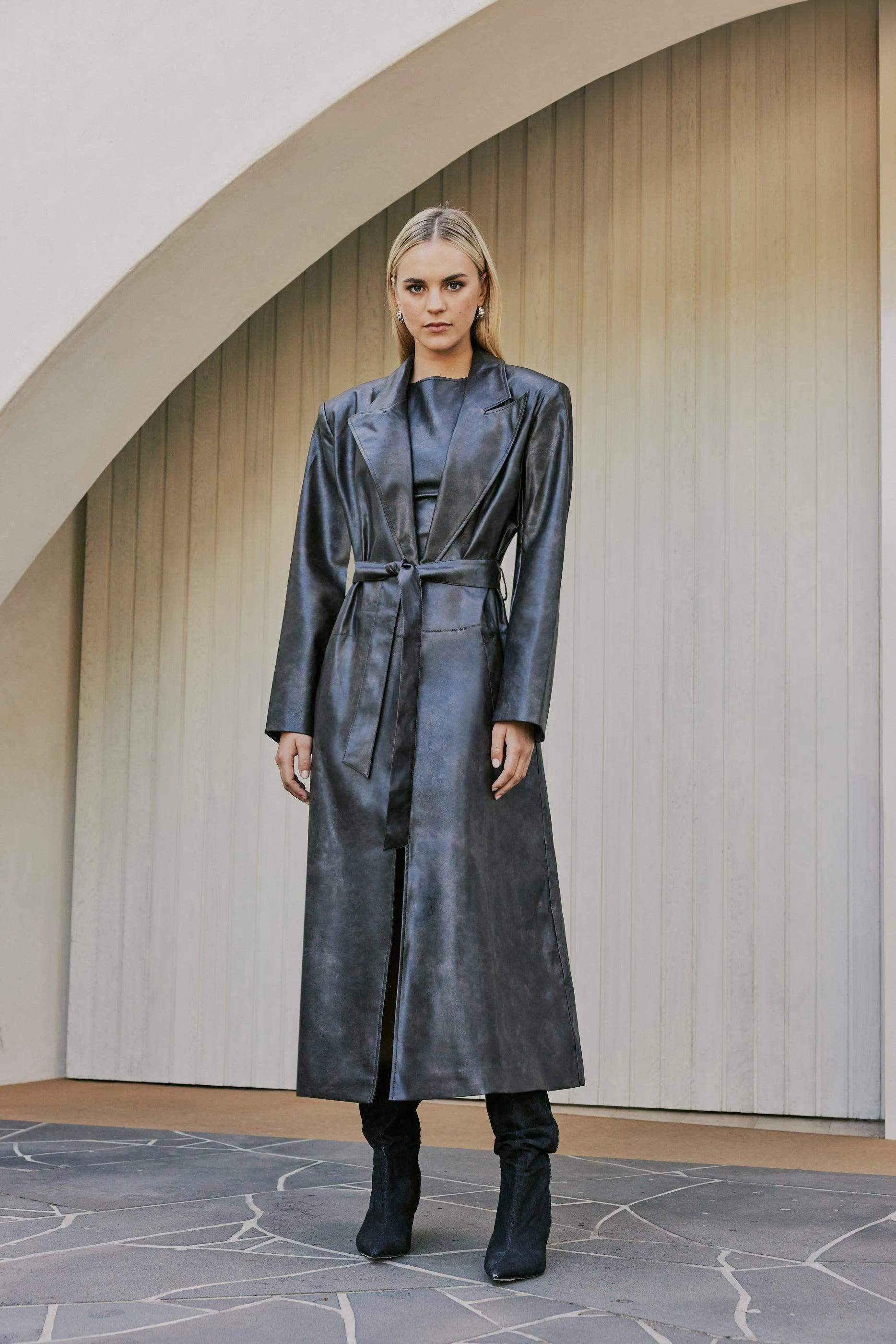 CURAAE Cameron Vegan Leather Fabric Tie Trench Coat In Chestnut