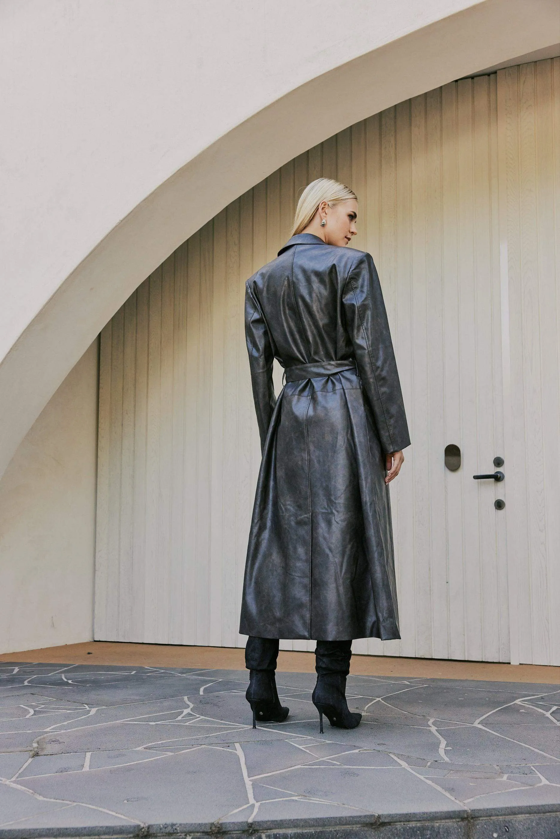 CURAAE Cameron Vegan Leather Fabric Tie Trench Coat In Chestnut